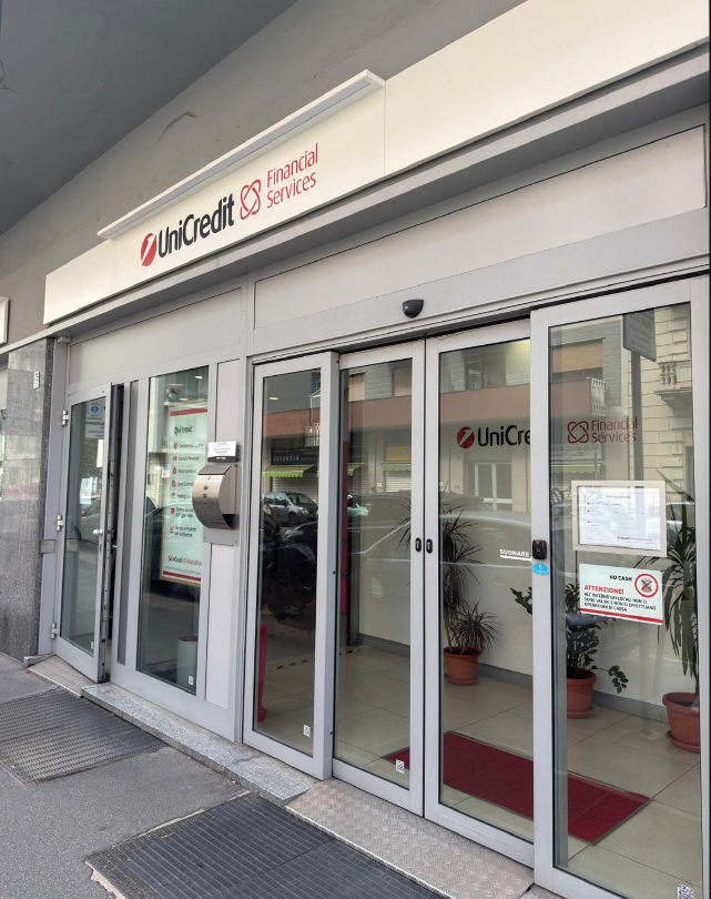 Ingresso della sede UniCredit Financial Services a Torino
